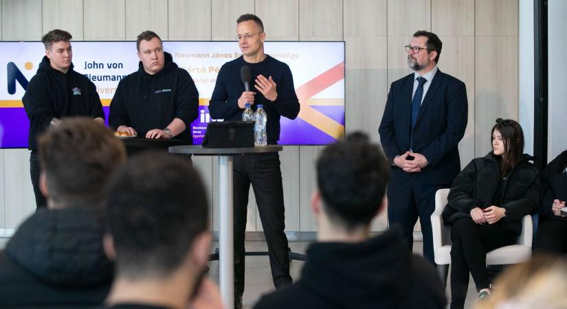 Szijjártó Péter a kecskeméti egyetemen: így látja a közel-keleti válságot a külügyminiszter – fotók, videó