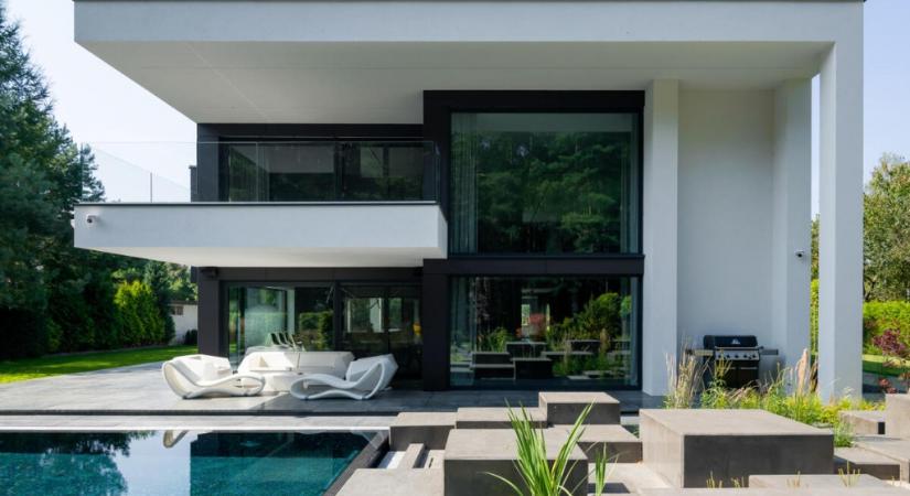 A bejárat mint építészeti elem – panelajtók a kortárs homlokzati tervezésben