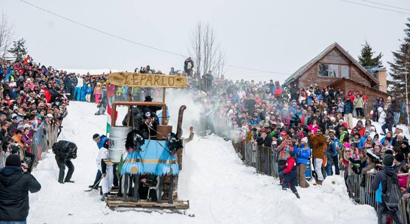 Asszonycipelés, kör-ling és bikinis lesiklás – Szombaton újra megkergül Hargitafürdő