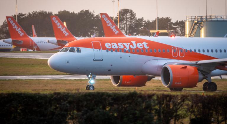 Kanos vagyok – mondta a részeg utas, majd fogdosni kezdett egy kislányt egy EasyJet-járaton