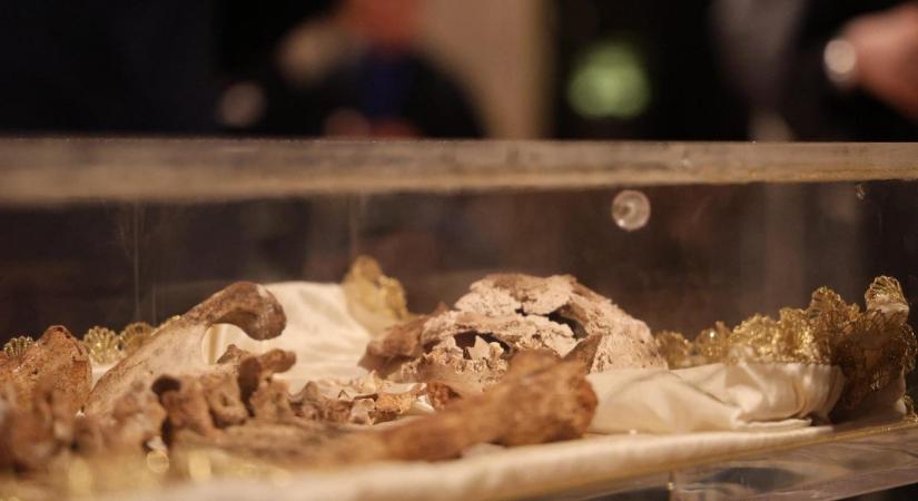 Százezrek kígyóznak Assisiben, hogy láthassák Szent Ferenc csontjait – képek