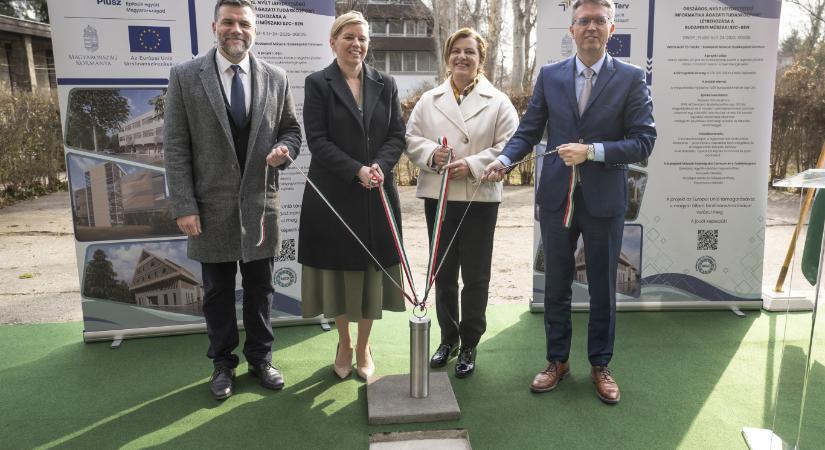 Ismered azt a viccet, hogy hány Nagyon Fontos Ember kell az Országos, Nyílt Lefedettségű Informatika Ágazati Tudásközpont időkapszulájának elhelyezéséhez?