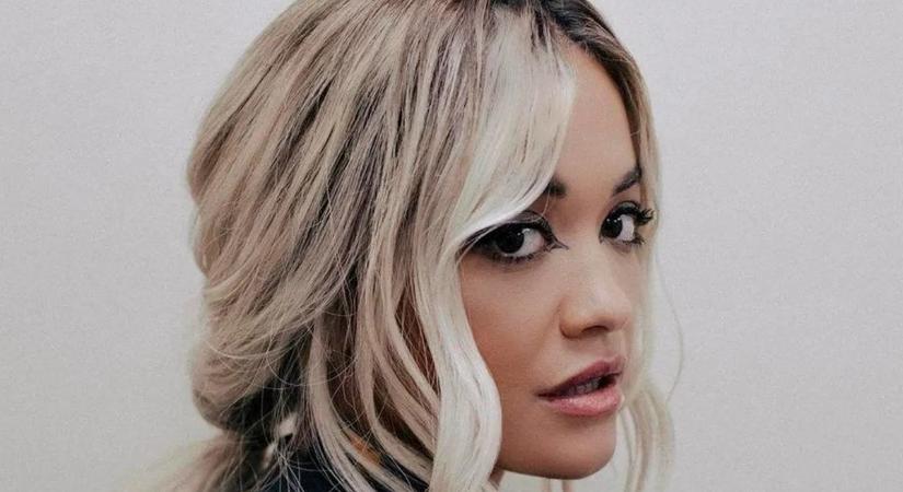 Rita Ora szexi, falatnyi bőrben pózolt
