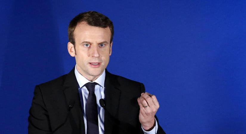 Aktivisták olvasták a Roszatom kapcsolatot Emmanuel Macron fejére
