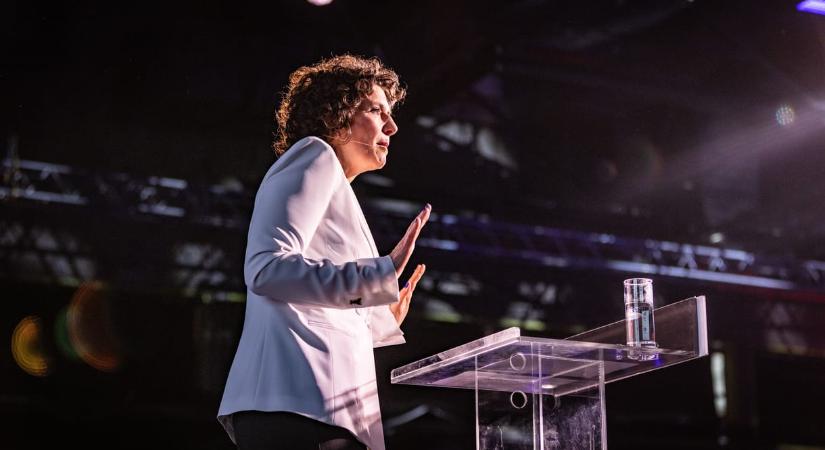 Dobrev Klára: El a kezekkel a Kutyapárttól!