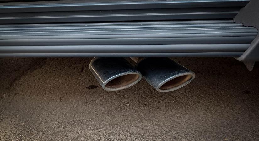 Olyan autó parkolt le a városban, hogy mindenkinek elállt a lélegzete (fotókkal)