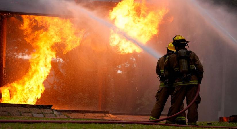 Tíz hektáron ég a nádas Vásárhely közelében, több épületet is veszélyeztet a tűz
