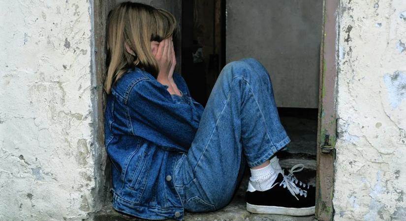 Gyerekek előtt maszturbált az idős albérlő – elképesztő, mit tett az anya