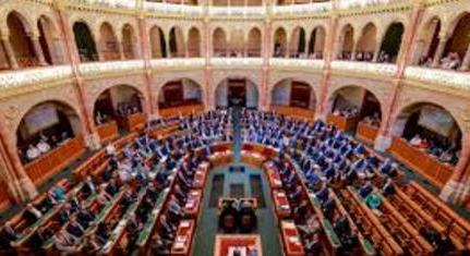 Fideszes fölény a benzinszámlákban: 152 milliót autóztak el a kormánypárti képviselők