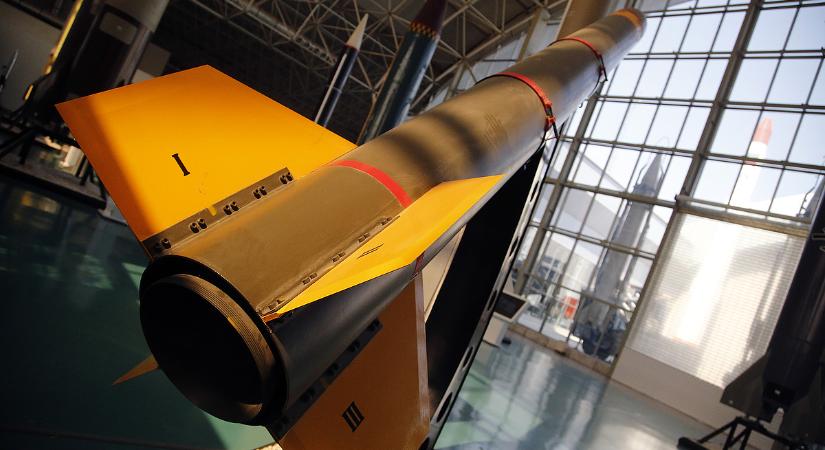 Iráni rakéták húztak el az ország felett, Trump máris légvédelmi rendszerrel segít