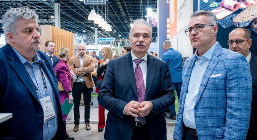 Robotkarok mérik az óvári sajtot: Megérkezett a jövő élelmiszerboltja