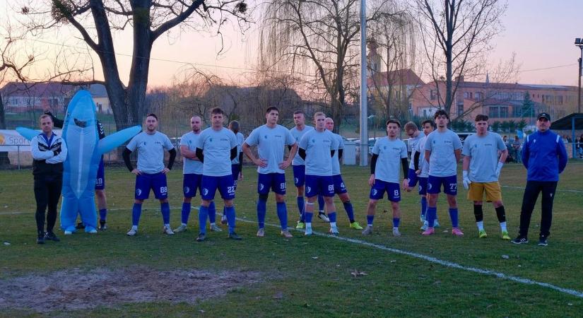 Győzelemmel kapcsolták fel az új pályavilágítást az ászári futballisták