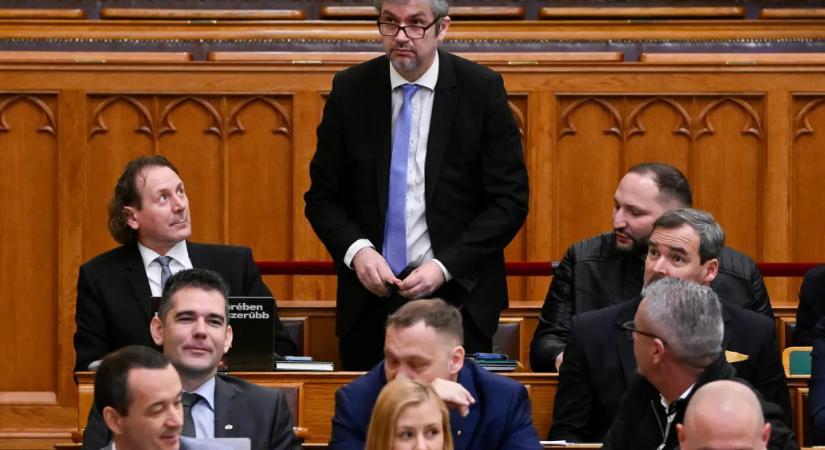 Két ügyben is felfüggesztették Hadházy Ákos mentelmi jogát