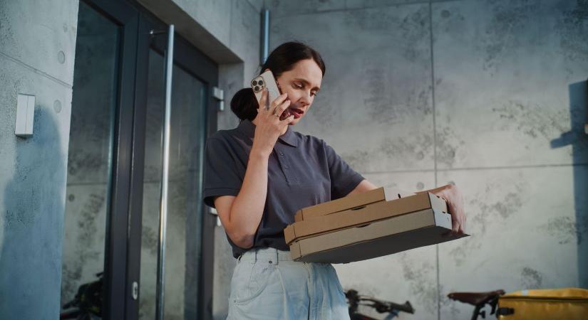 Szívtelenül megalázták a kőgazdag autókereskedők az ételfutárt, de nagyon hamar megbánták