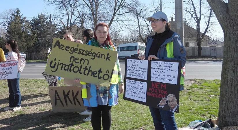 “Slava ukraini” felirattal tüntettek a tiszások a Háborúellenes Gyűlés ellen Debrecenben