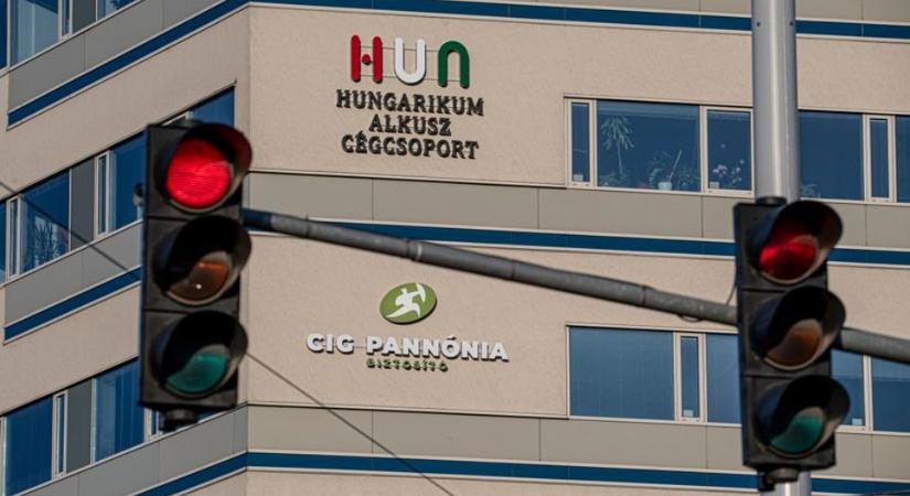 Nyereményjátékkal csábít Mészáros Lőrinc alkuszcége az OTP-vel közös biztosítási oldalon