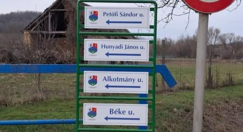Egyre szépül a falu – lecserélték az összes utcanévtáblát Mucsiban