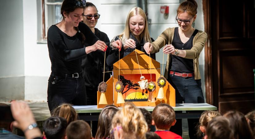 A drámapedagógia is választ adhatna a kamaszok kihívásaira, mégsem kap elég hangsúlyt az iskolákban