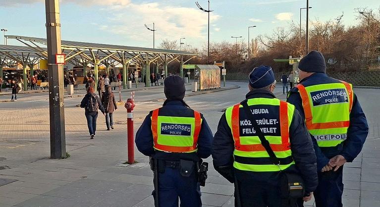 Tömegverekedés volt az Etele téren egy dohánybolt előtt, többen megsérültek