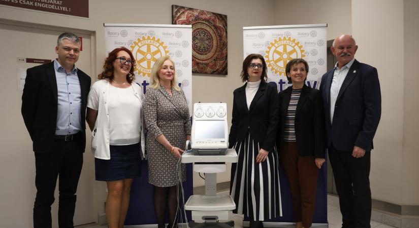 CTG-monitorral segíti a szülészeti ellátást a Rotary Club Kaposvár adománya