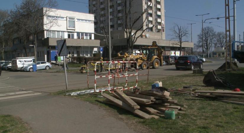 Megtalálták, honnan jön a gáz a Petőfi téren