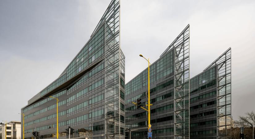 Hatalmas átalakuláson esett át az egyik legismertebb budai irodaház, 1500 dolgozóját érinti a változás