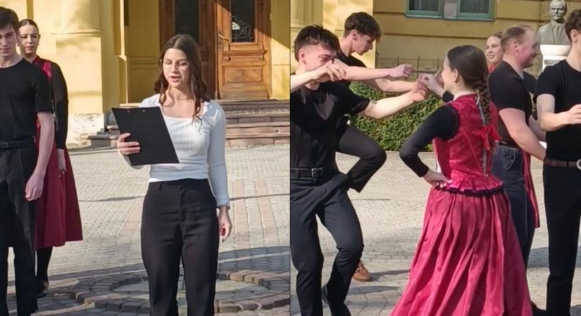 Flashmobbal idézték meg a forradalom hangulatát Nyíregyházán