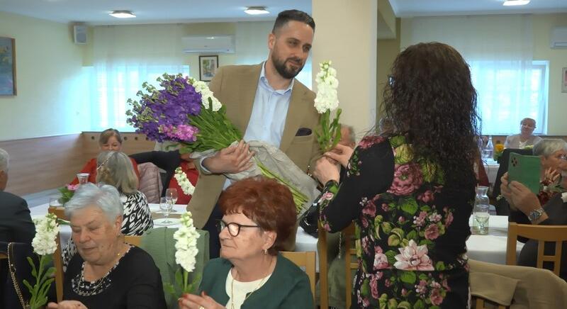 Köszönet a közösség tagjainak egy-egy szál virággal