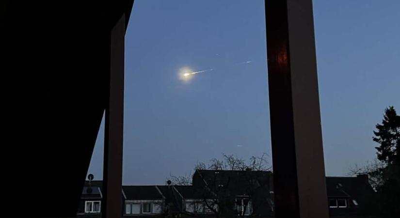 Tűzgömb robbant fel Németország felett, egy darabja a tetőt átütve landolt egy hálószobában