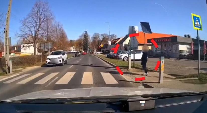 A rendőrök szeme láttára veszélyeztették a gyalogost (videó)
