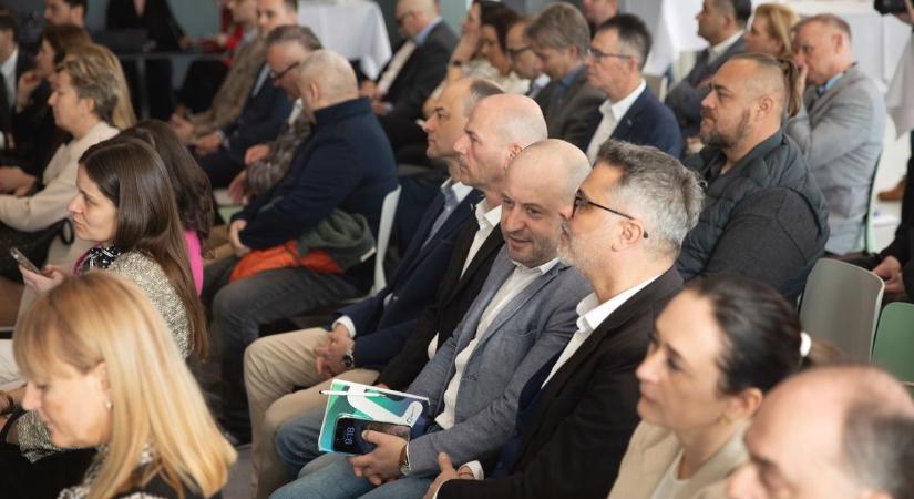 Debrecenben alacsony a külföldi munkavállalók aránya, de további lépésekkel is nyitnának a helyi munkaerő felé – fotókkal