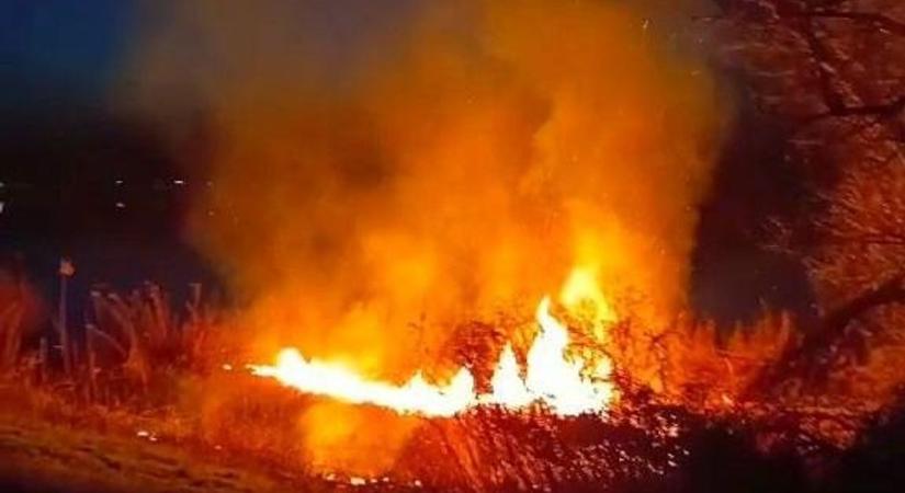 Hatalmas füst Tiszafürednél: ez égett óriási lángokkal az út mellett – fotókkal, videóval