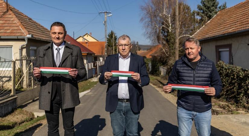 A kampány hevében olyan utakat sikerült átadnia a hevesi fideszes képviselőnek, amelyek már tavaly nyáron elkészültek