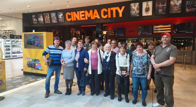 Diósberényi lakosok közös nőnapi mozilátogatáson vettek részt Pécsen