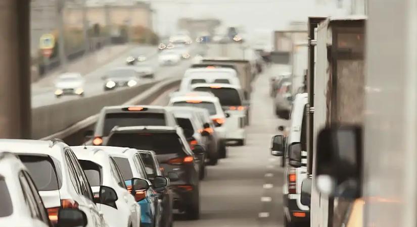 Balesetek és sávzárások nehezítik a hazautat