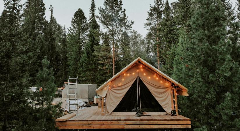 A kempingezés és glamping közötti különbség: melyik való neked?