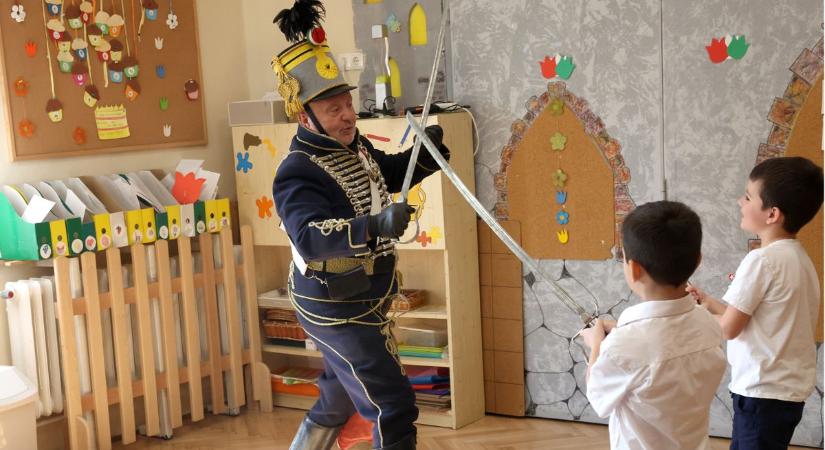 Huszáros ünnepvárás: különleges vendég járja Kaposvár Óvodáit
