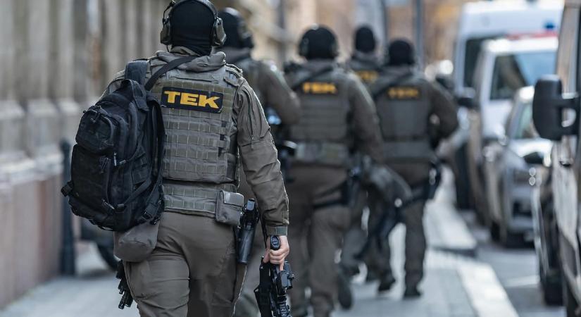 Cirill betűs rendőrség-felirat is van a képeken, amikkel a Ripost az ukrán pénzszállítmány TEK-es elfogását illusztrálta