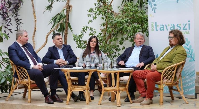 Bill Gates őrzi azoknak a fotóknak a negatívját, amelyekből kiállítás nyílik az Egri Tavaszi Fesztiválon