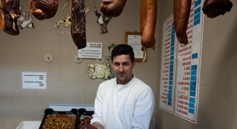 Kőműves készít disznósajtot a Mars téri belsőségből – eltűnt ízek nyomában