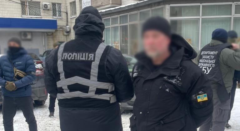 Tízezer dollárért megúszhatták a frontot – korrupt toborzótiszten ütöttek rajta a rendőrök Kijevben