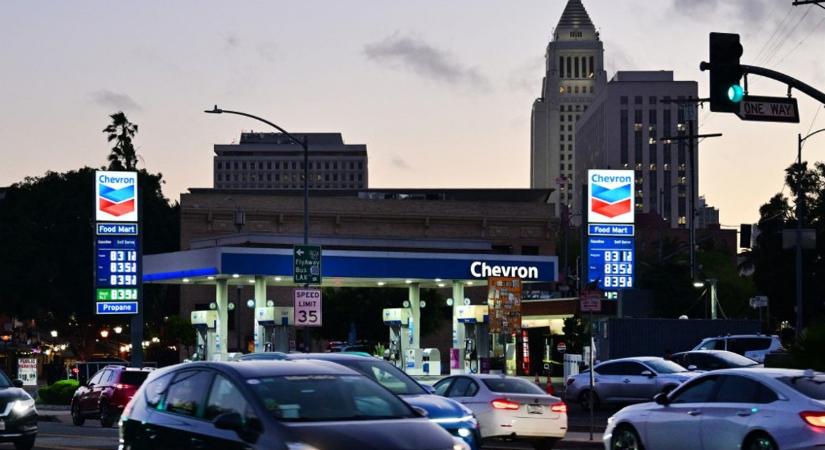 Teljesen másik világ: beütött az Egyesült Államokban is a benzin-katasztrófa, igaz, ott már 300 forintos benzinárnál