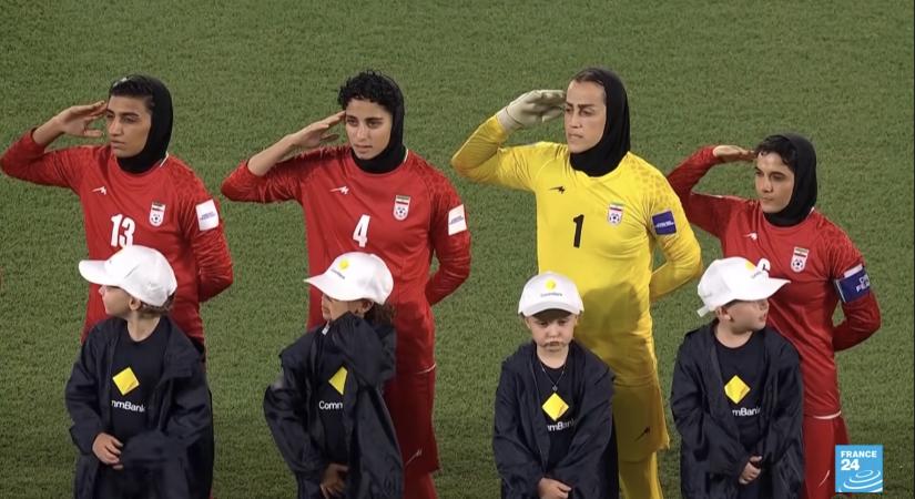 Egy gyilkos férfirezsim és a nagy nemzetközi jobbos-balos kultúrharc kereszttüzébe kerültek az iráni női fociválogatott játékosai