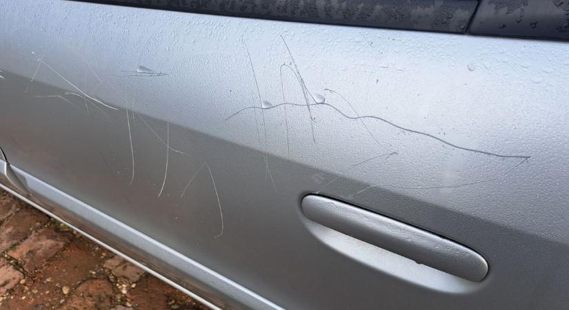 Új „divat” terjed Vásárhelyen: meghúzzák az autókat, majd eltűnnek