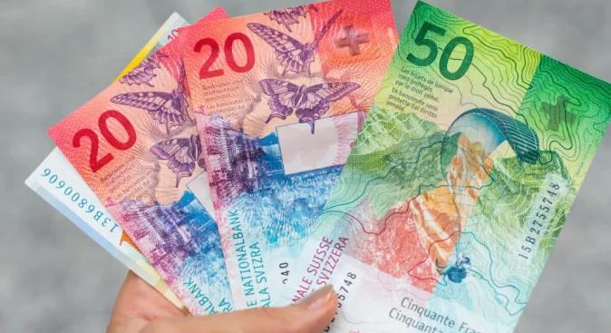 Svájc alkotmányba foglalja a készpénzt használatát