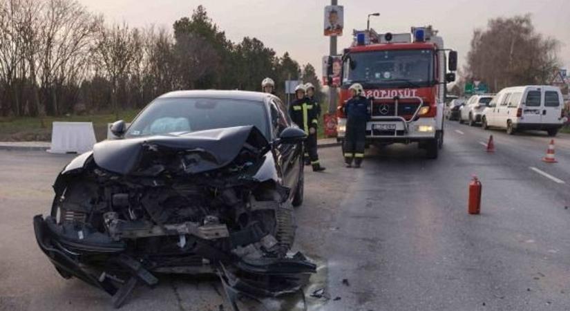 Helyszíni fotókon a reggeli tatai karambol, tűzoltók rohantak a helyszínre