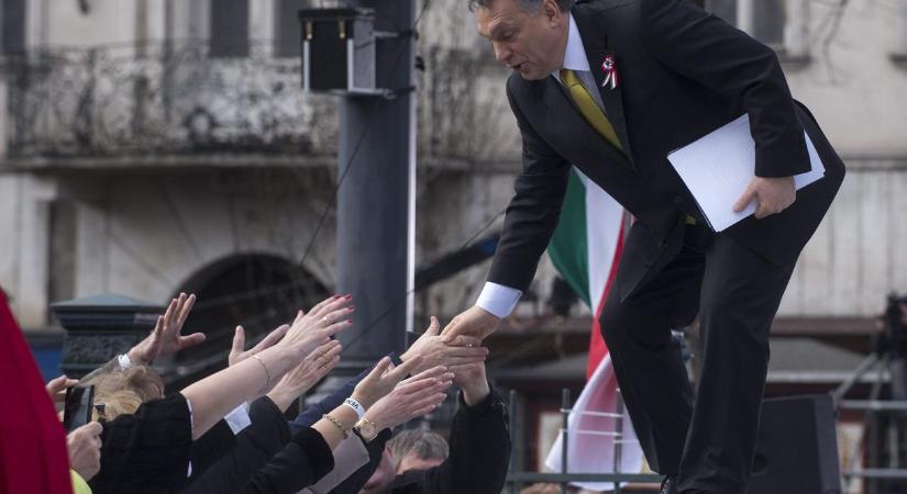 Orbán Viktor kénytelen kimerészkedni az utcára
