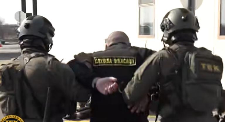 Az ukrán külügyminisztérium szerint 28 órán keresztül tartották bilincsben a pénzszállítókat