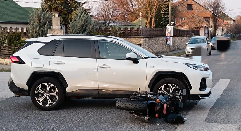Helyszíni fotók: autós ütötte el a motorost Tokodon