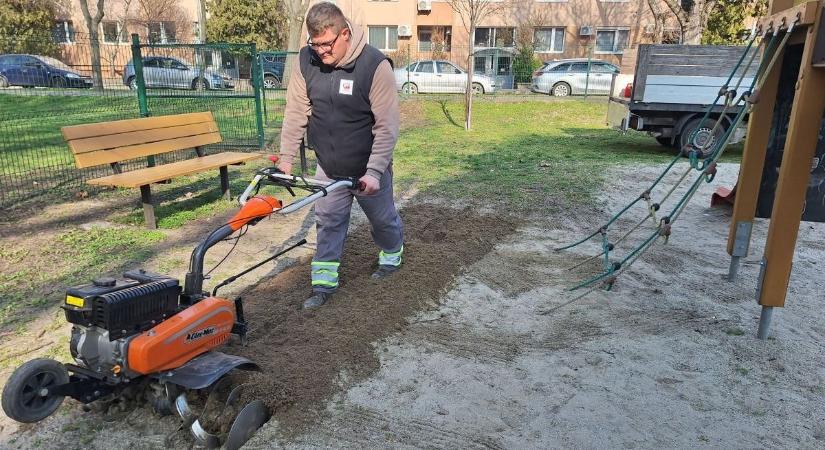 A játszóterek is készülnek a szép időre, hála a Győr-Szol munkatársainak